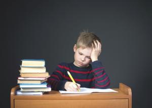 Mi állhat a romló iskolai teljesítmény hátterében? A szakértő válaszol