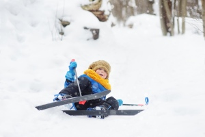 Megfelelő védőfelszereléssel és kellő odafigyeléssel megelőzhetők a téli gyermekbalesetek
