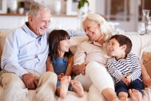 Hihetetlenül jó hatással van a nagyszülőkre, ha benne lehetnek az unokáik életében!
