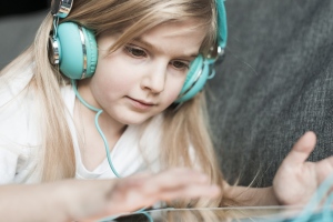 A gyerekeknek egyre rosszabb a hallása a szakemberek szerint, ami figyelem- és viselkedészavart is okozhat