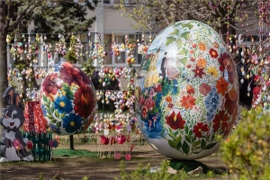 Fotókon a tapolcai húsvéti tojáspark – Óvodás gyerekek húsvéti alkotásai is láthatók a téren