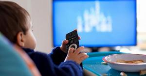 A túl sokat tévéző kisgyerekek tizenéves korukra antiszociálissá válhatnak