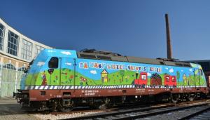 Felavatták a MÁV-START gyermekrajzokkal díszített mozdonyát