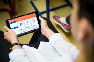 Applikáció-gyűjteménnyel a XXI. századi tudásért - Szintet lép a Vodafone Digitális Iskola Program