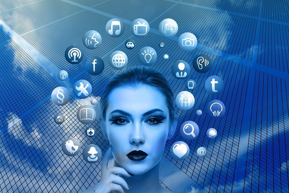 ÖNAZONOSSÁG ONLINE ÉS OFFLINE -  "Tükröm, tükröm, mondd meg nékem …" - fókuszban az online és az offline személyiségünk - Polus Enikő, mentálhigiénés szakember, ME-SE-KŐ Alapítvány
