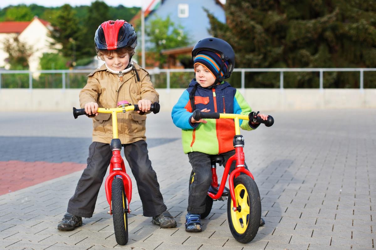 Futóbicikli - Hogyan fejleszti a bölcsődés, óvodás gyerekeket? Mire utal, ha nehezen tanul meg a gyerek biciklizni?