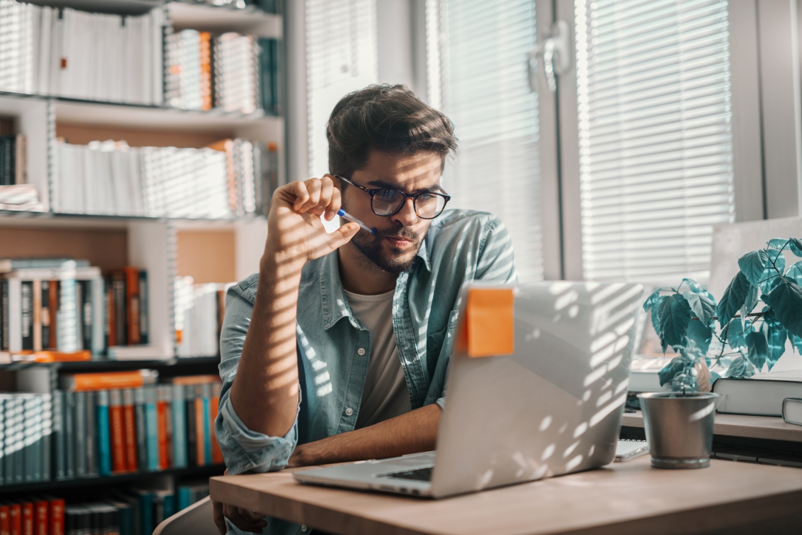 Túl vagyunk az első napokon a digitális távoktatásban. A kezdetek a technikai és módszertani átállásról szóltak. A különféle internetes fórumokon rengeteg tapasztalat és hozzászólás érkezett pedagógusoktól, szülőktől és diákoktól egyaránt. Egyre világosabb: a hagyományos, 45 perces, frontális órák online lemásolása számos ok miatt nem működik elég hatékonyan. Mi lehet akkor a megoldás, amely elfogadható lehet valamennyi érintettnek?