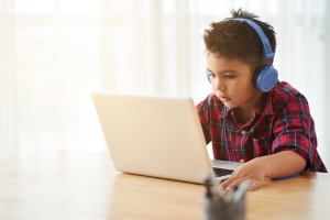 A fiatalabb gyerekek többet használják a digitális eszközöket, mint korábban bármikor