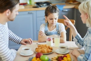 A szigorú szülők „jobb” gyermekeket nevelnek? De mit is jelent szigorú szülőnek lenni?