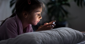 Így hat a sok képernyő előtt töltött idő a gyerekek agyműködésére: szociális készségeiket is erősen befolyásolja