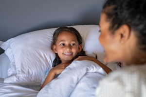 7 fontos kérdés, amelyet lefekvés előtt érdemes feltenned gyerekednek – és amelyek segítségével közelebb kerülhettek egymáshoz 