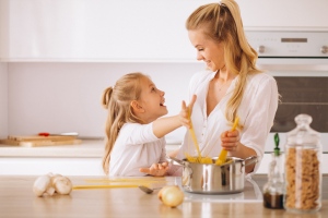 Miért fontos, hogy minél előbb elkezdjünk főzni a kisgyerekkel?