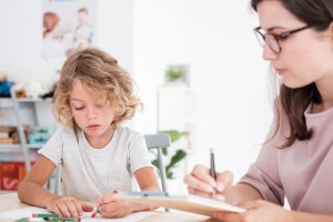 5 apró figyelmesség, amivel egy pedagógus megkönnyítheti az autista gyerek órai munkáját