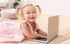 Mennyi az ideális képernyőidő a gyermekünk számára? 