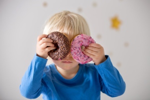 Miért küzd annyi gyermek étkezési és testsúly problémával?