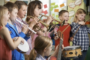 7 ok, amiért érdemes hangszeren játszani gyerekkorban Miket fejleszt a zenetanulás gyermekkorban?