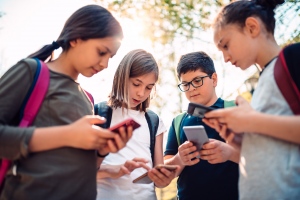 Kell-e Messenger egy tízévesnek? A gyerekek közösségi média használatáról