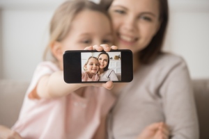 5 kérdés, amit tegyél fel magadnak mielőtt fotót posztolsz a gyerekedről