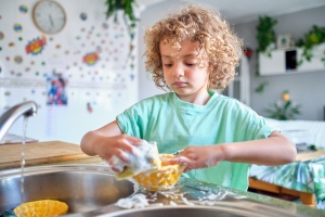 A háztartási tevékenységek javítják a gyermekek kognitív funkcióit!