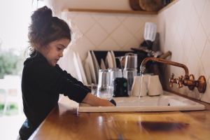 Az anyuka minden héten fizet a 9 éves lányának, hogy elvégezze a házimunkát, mert ezzel 