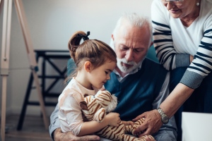 Miért hat csodásan a gyerekre a nagyszülőkkel eltöltött idő? Nem csak kevesebb érzelmi problémájuk van