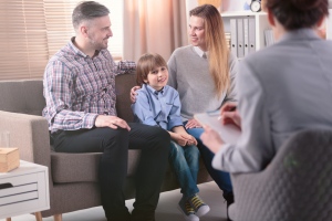 Ügyészségi vizsgálat nyomán örökbefogadhattak egy gyermeket nevelőszülei