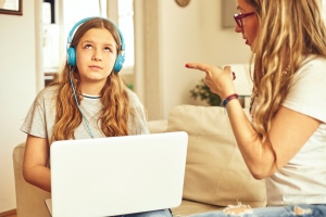 Rád nem reagál, bezzeg a haverját száz méterről meghallja? Nyugalom, csak az agya fejlődik