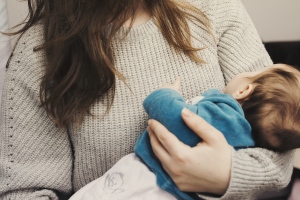 Januártól jön a 30 év alatti anyák szja-mentessége