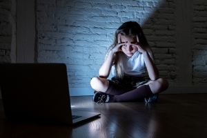 Rohamosan terjednek a gyermekeket veszélyeztető online kihívások