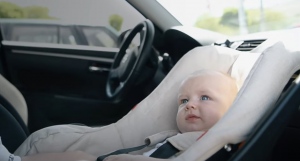 Videó: Ez történik egy tűző napon leparkolt zárt autó utasterében! 1 percre se hagyd a gyereket benne!