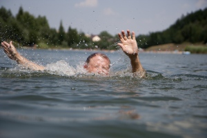 Egy vízben fuldoklónak 20-60 másodperce van arra, hogy megmentsék - Honnan ismerjük fel, hogy valaki életveszélyben van?