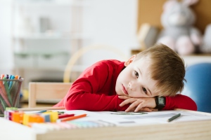 Az ADHD-s gyerekeknek az egyértelmű elvárások és a tanárok gyakori emlékeztetői segítenek