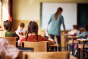 Fegyelmező hangulatú és túlzsúfolt osztálytermekben tanul a mai iskolás gyerekek zöme