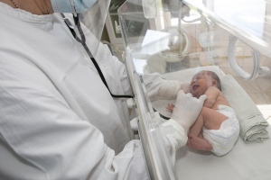 A csecsemőmentő inkubátor helyett lepedőbe csavarva, a földön hagyták az újszülött babát a kecskeméti kórháznál