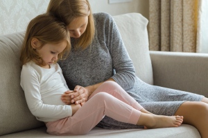 Fájdalomkezelő kisokos: Hogyan kezelje a szülő otthon a gyerek fájdalmát, hasfájását, fejfájását, pszichés és egyéb tüneteit? 
