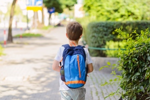 Hány évesen mehet a gyermek egyedül az iskolába? Hogyan vélekednek a szülők, és mit tanácsol a pszichológus?