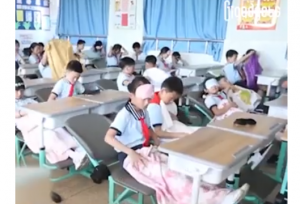 Zseniális ötletet találtak ki a kínai iskolákban! Ággyá nyitható iskolapadokban szundíthatnak a diákok!