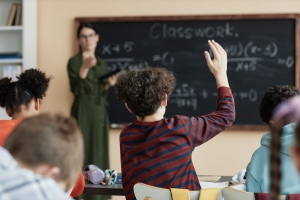 Szeptembertől tilos lesz az iskolába bevinni közveszélyes eszközöket