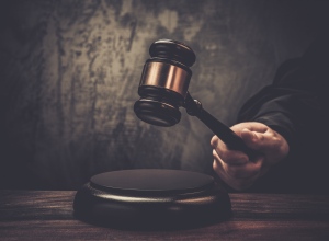 Túszul ejtette saját gyermekét a féltékenységtől felbőszült apa, börtönbüntetésre ítélték