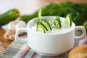 Villámgyors kovászos uborkaleves kaporral – recept
