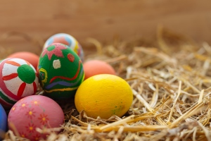 10 igényes húsvéti program gyerekkel, ha szerettek utazni: húsvéti nyomozós játék, nyuszisiomagtás, rendhagyó locsolkodás, húsvéti kincskeresés