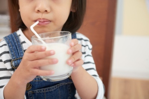 Tények és tévhitek a tejről: Igaz, hogy gyulladást okoz a tej a szervezetben? El szabad hagyni a tejet a gyerekeknél?