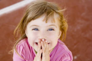 Miért reagálnak a kisgyerekek örömmel a meglepetésre, míg a felnőttek csak rutinszerűen?