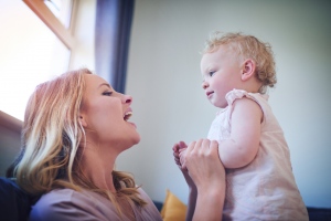 Éneklés a baba számára a beszédfejlődés miatt kulcsfontosságú, sőt a nyelvi fejlődési zavarokkal is összefüggésben állhat! 