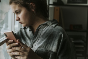 WHO: A fiatalok naponta több órát lógnak a neten, minden hatodik gyermek válik internetes zaklatás áldozatává