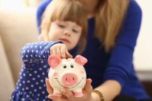 Malacperselytől a pénzügyi nevelésig: Kell bankszámla a gyereknek? 