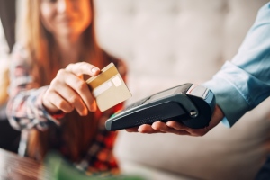 Kamasz gyerekednek bankszámlát nyitnál? 6 dolog, amiket szülőként nem árt tudnod!