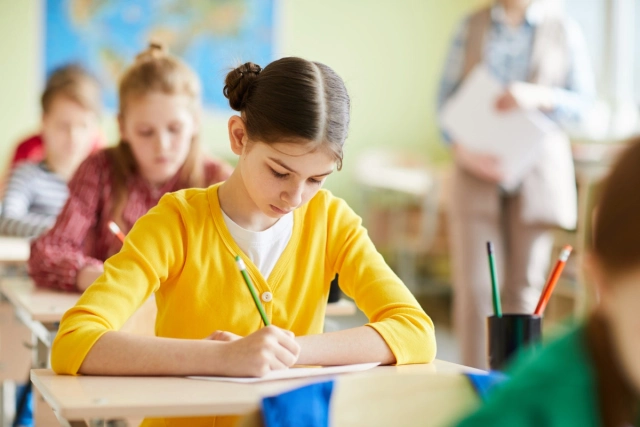 Gyerekek viusgadolgozatot írnak.