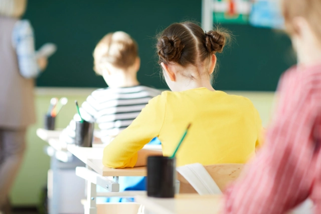 Gyerekek dolgozatot írnak az osztályteremben