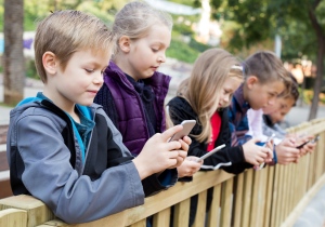 Sokkoló: a kamaszok már napi 8 órát is a telefonjukon lógnak! 10 aranyszabály szülőknek